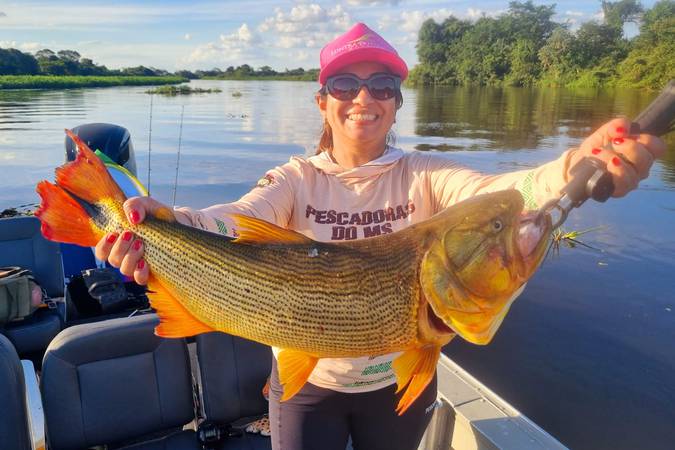Pescaria em família - pai - filho - mãe - filho - mulher - dourado - churrasco